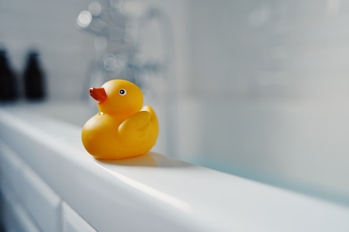 Bồn tắm / Hồ bơi: Một bồn tắm tương thích với công suất lớn.  Chức năng hâm nóng tiện lợi