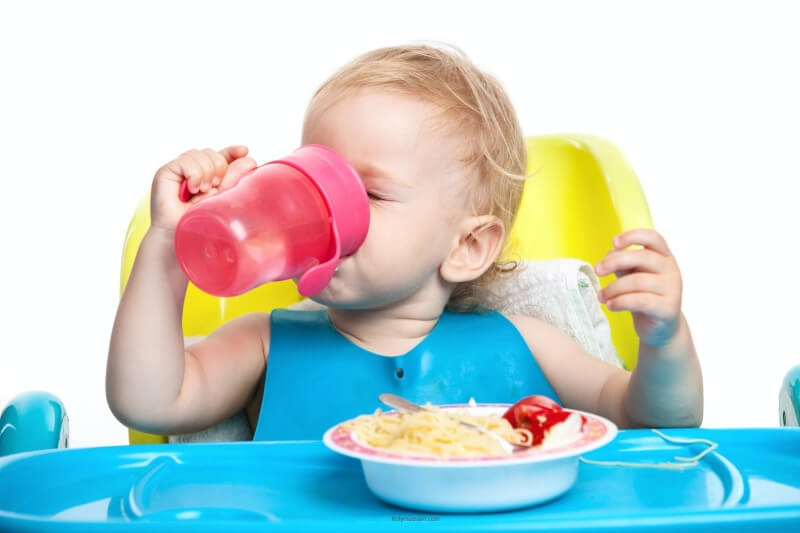 Cốc có nút: Dành cho trẻ không uống được bằng cốc có nút ngậm