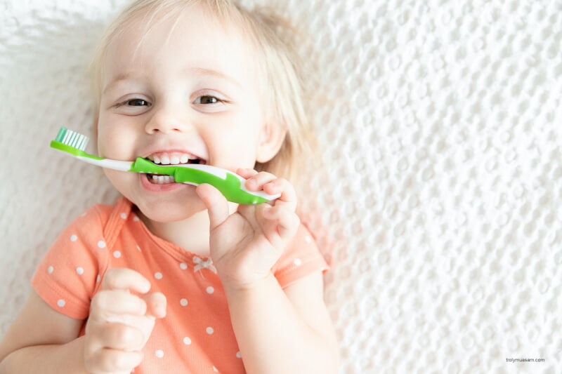 Bàn chải đánh răng có thể uốn cong được khuyên dùng cho trẻ em vừa chơi vừa đánh răng