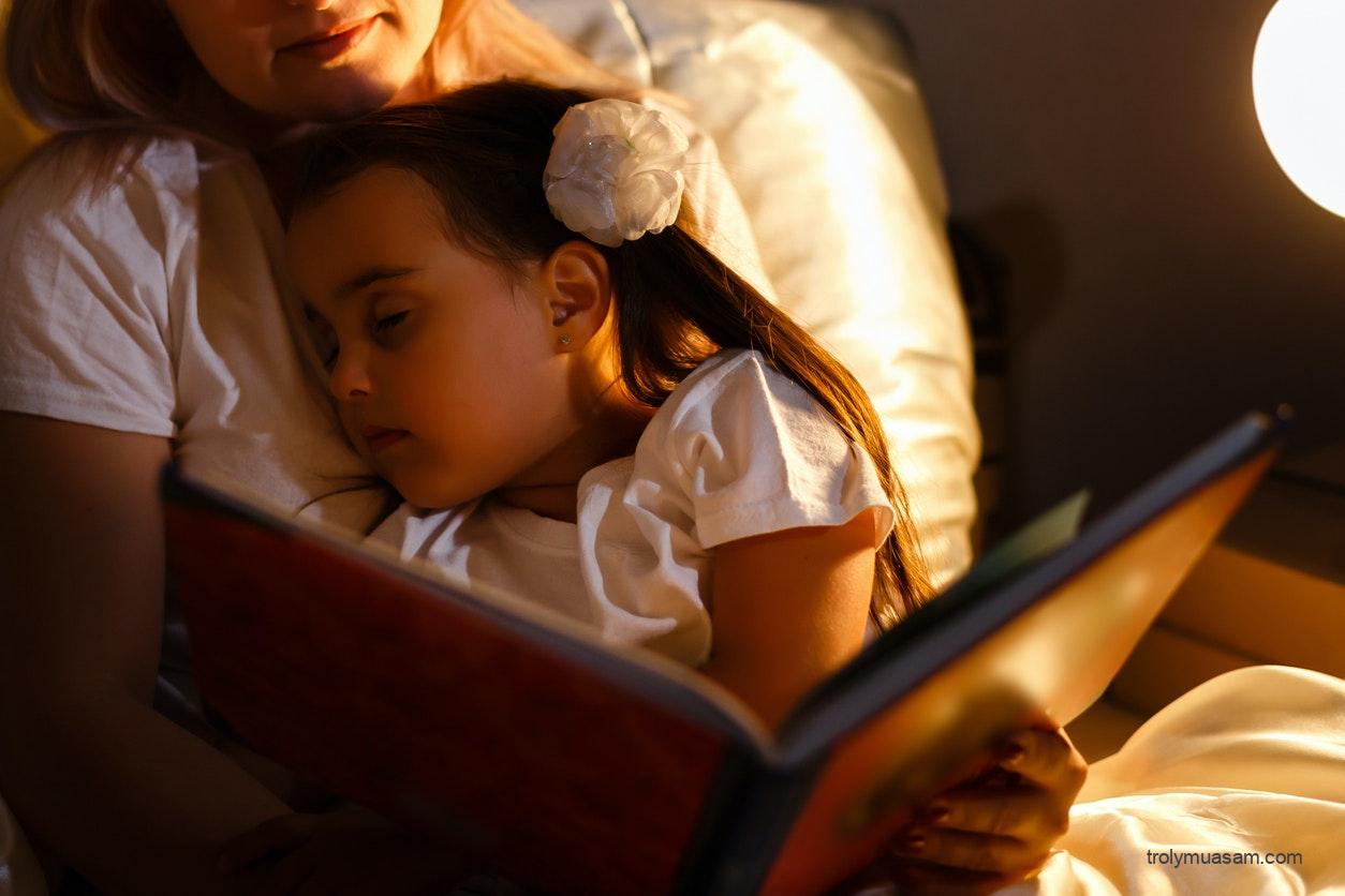 Đọc to trước khi đi ngủ, có tác dụng gì và bắt đầu khi nào?